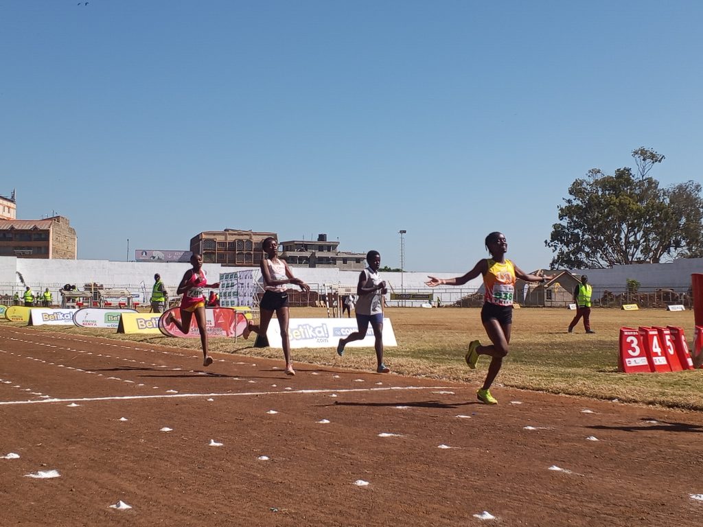 Fridah Ndinda crosses the finish line to win the women’s 5,000m at Thika Stadium, with Gladys Cherop and Tabitha Wanjiru close behind.