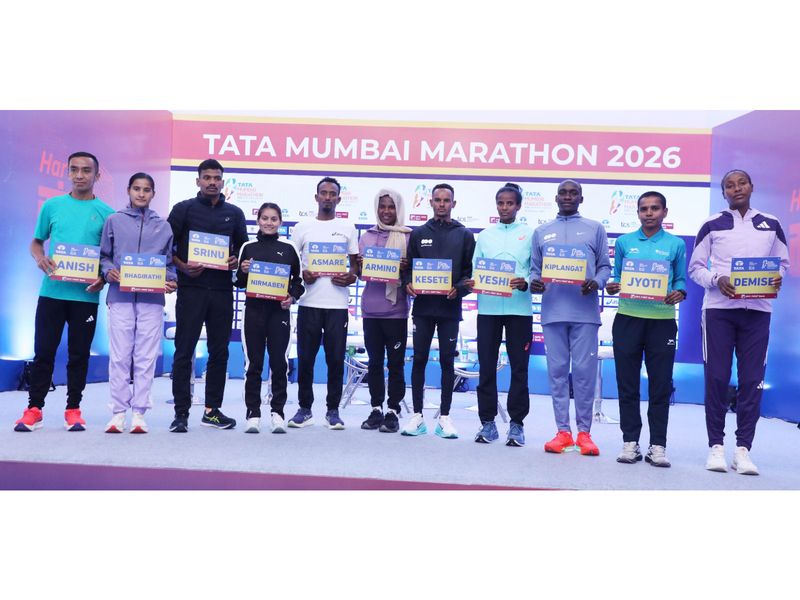 Tadu Abate Deme, Leonard Lang’at, Merhawi Kesete Weldemaryam, Yeshi Kalayu Chekole, and other winners of the 21st Tata Mumbai Marathon posing together after the race.